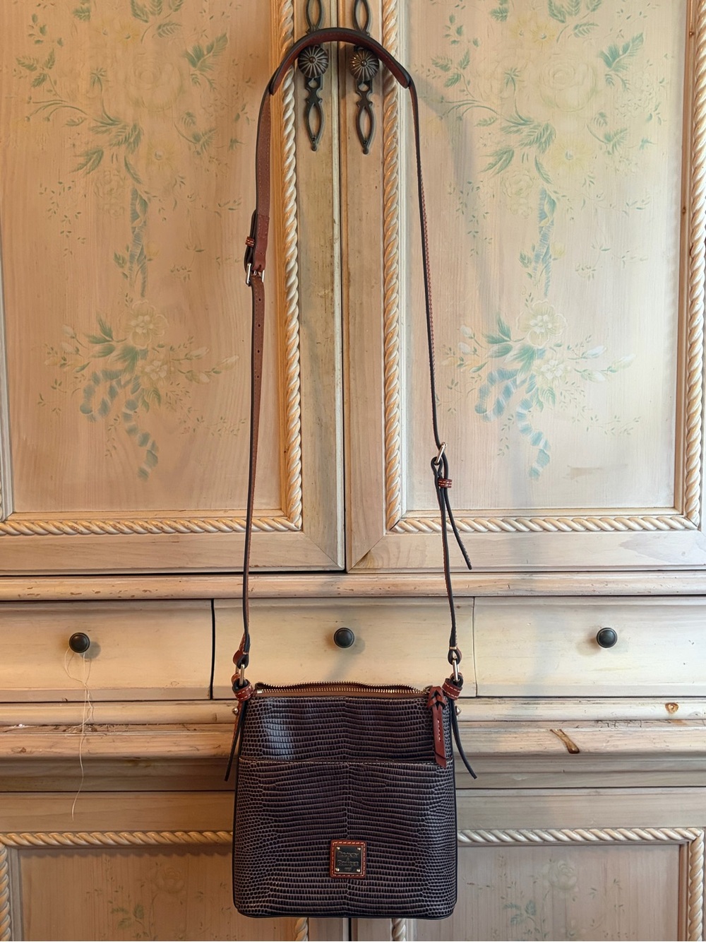 Dooney & Bourke Lizard Emboss Letter Carrier Crossbody Purse BORDEAUX Black +A 🎁